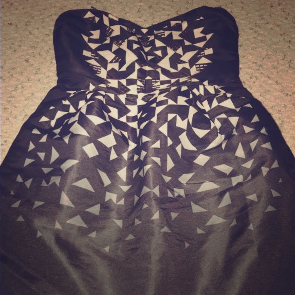strapless dresses, worn 2 times, 80% new.